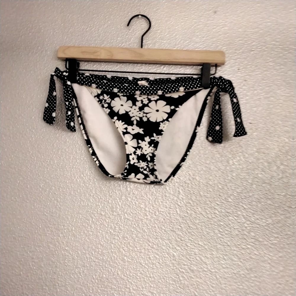 HULA HONEY'S WOMEN'S BIKINI BOTTOMS. SIZE M